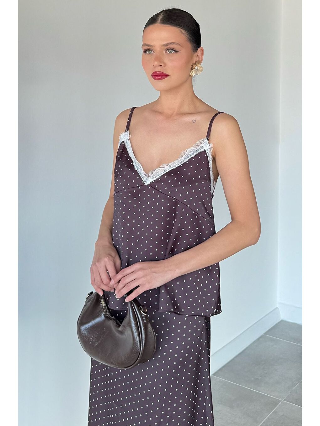 Kahverengi Kadın İp Askılı Puantiyeli Saten Bluz