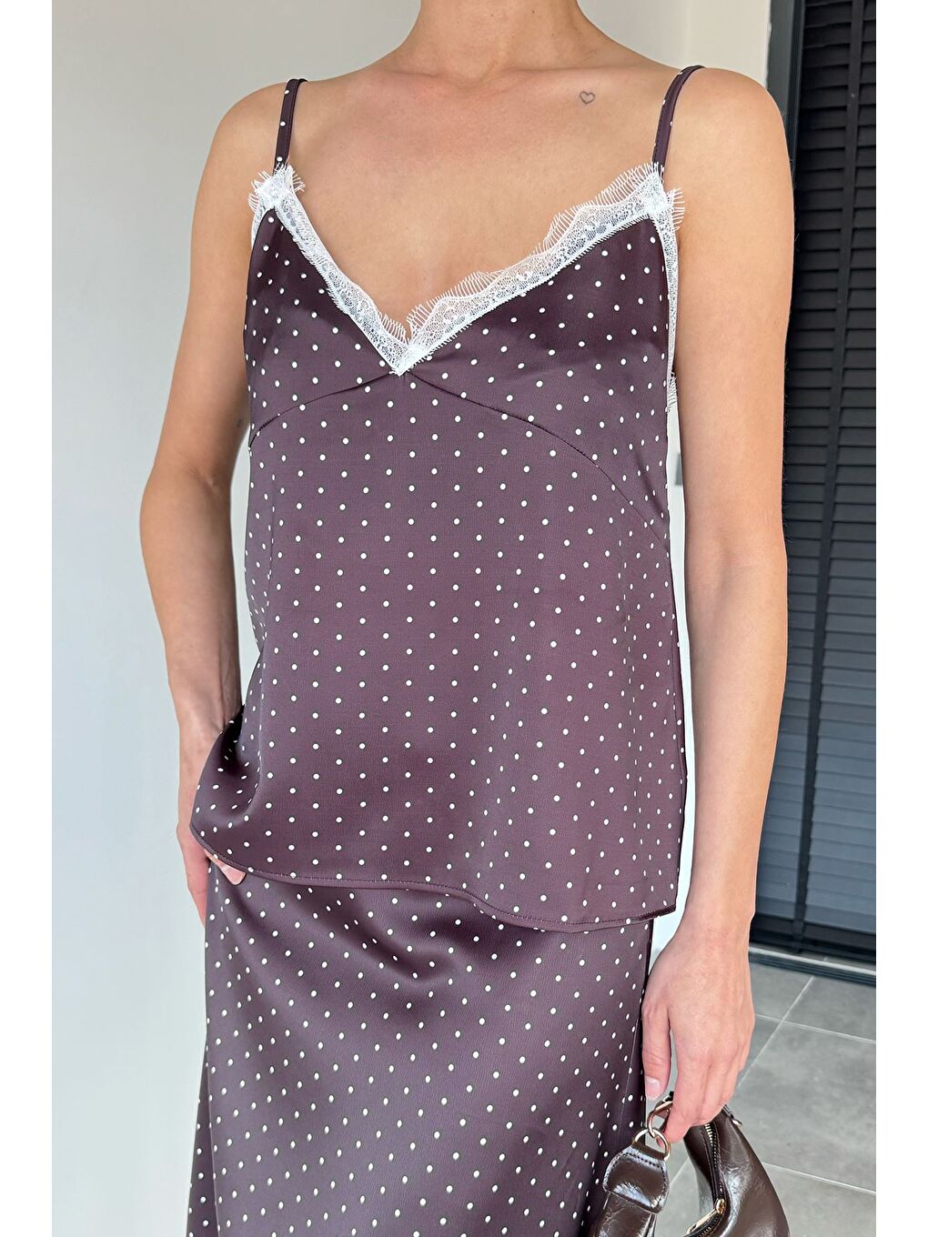 Kahverengi Kadın İp Askılı Puantiyeli Saten Bluz-1