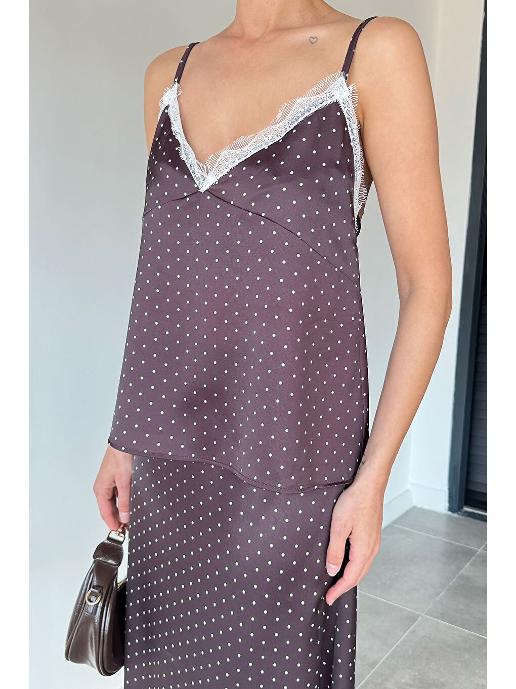 Kahverengi Kadın İp Askılı Puantiyeli Saten Bluz-2