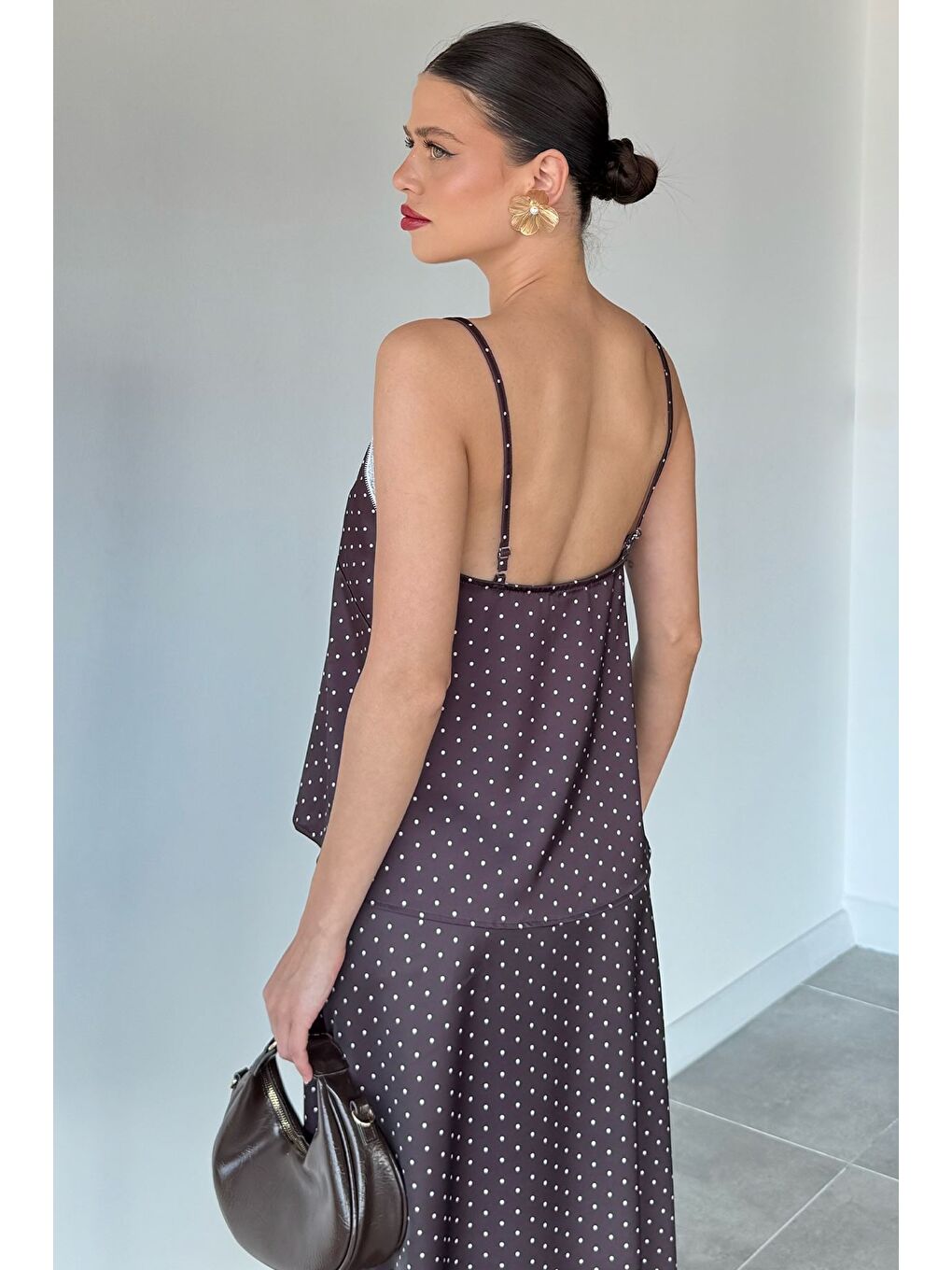 Kahverengi Kadın İp Askılı Puantiyeli Saten Bluz-3