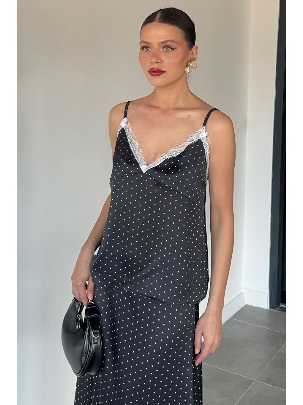 Siyah Kadın İp Askılı Puantiyeli Saten Bluz