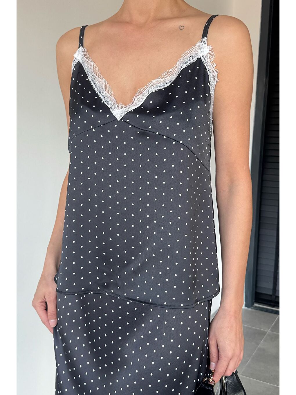 Siyah Kadın İp Askılı Puantiyeli Saten Bluz-1