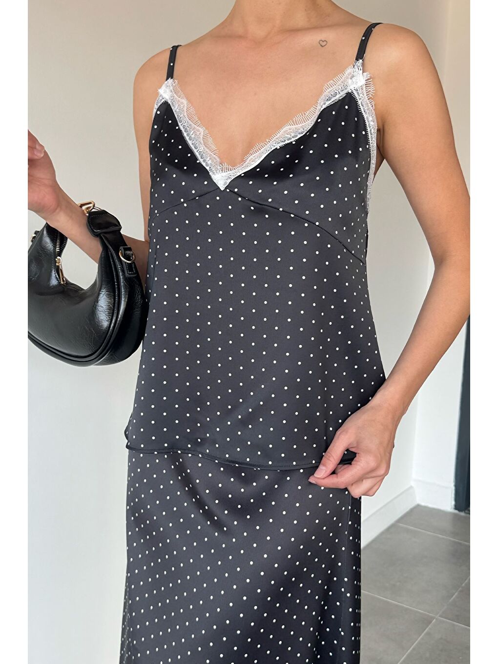 Siyah Kadın İp Askılı Puantiyeli Saten Bluz-2