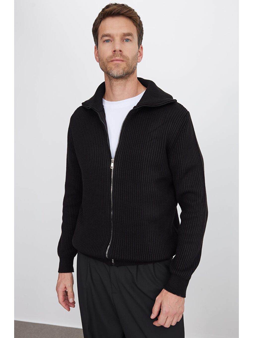 Erkek Slim Fit Dik Yaka Fermuarlı Siyah Düz Hırka-5