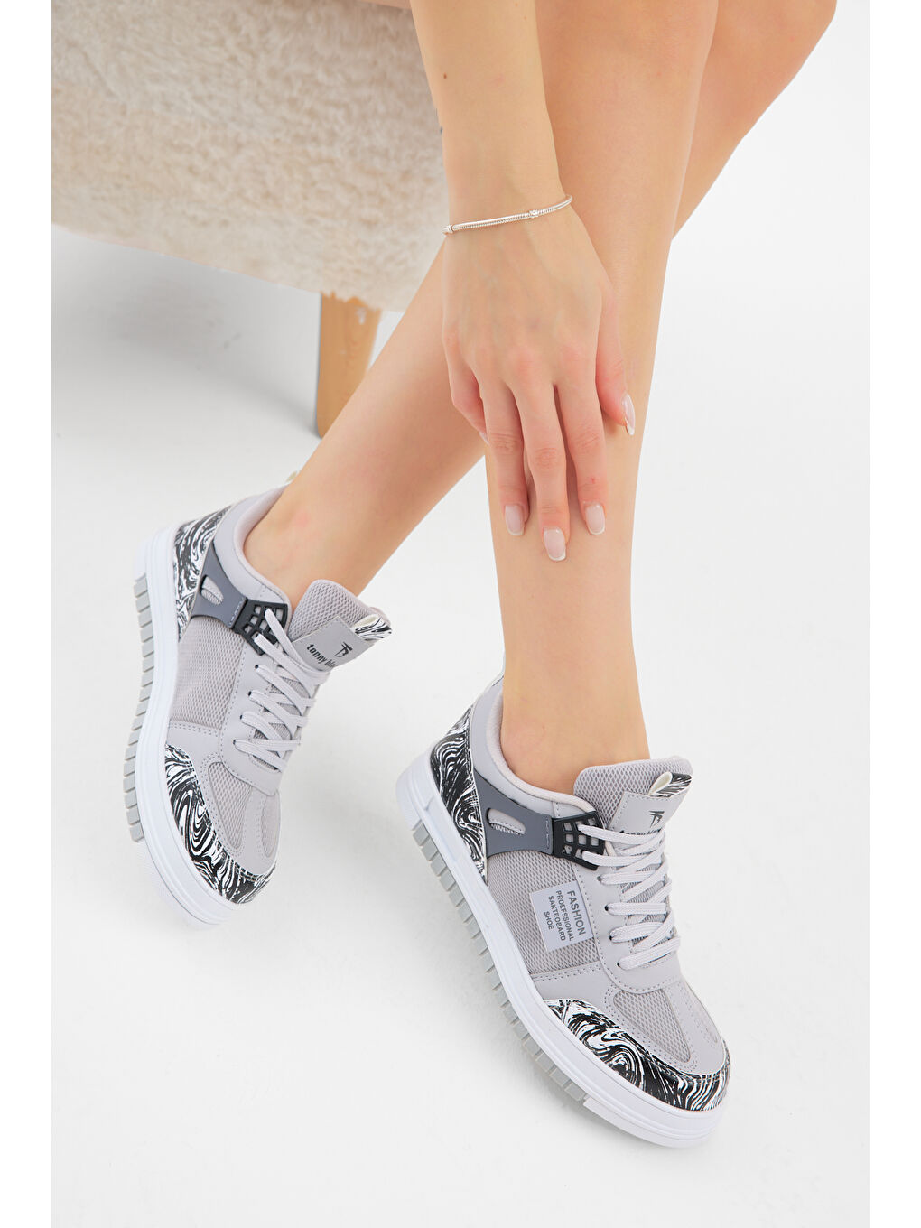 Unisex Gri Siyah Termo Taban Desenli Fileli Bağcıklı Spor Ayakkabı-1
