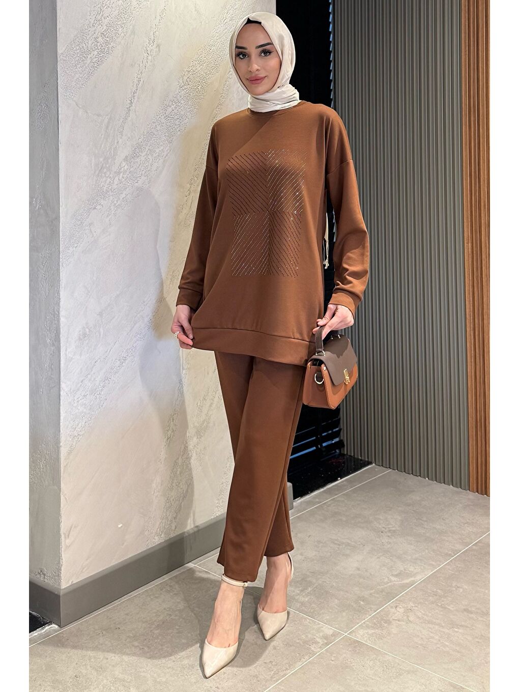 Kahverengi Ön Taşlı Bisiklet Yaka Büyük Beden Tesettür Tunik Pantolon İkili Takım