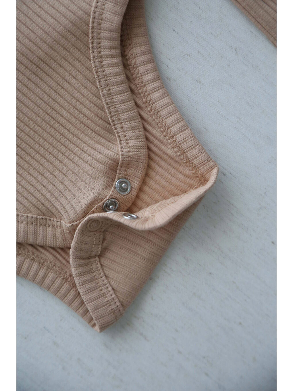 Bej Kalp Nakışlı Kolları Fırfırlı Body-3