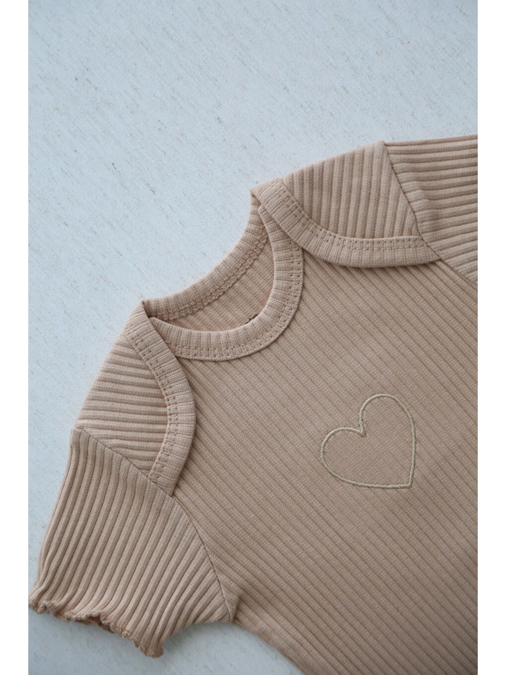Bej Kalp Nakışlı Kolları Fırfırlı Body-4
