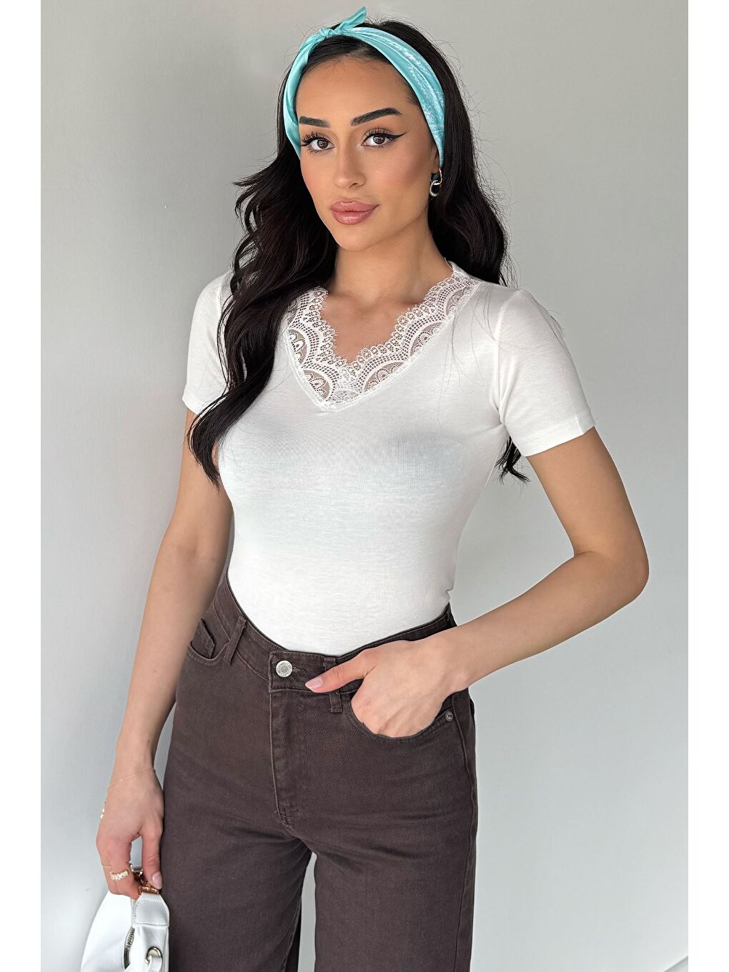 Ekru Kadın V Yaka Dantelli Body Bluz-1