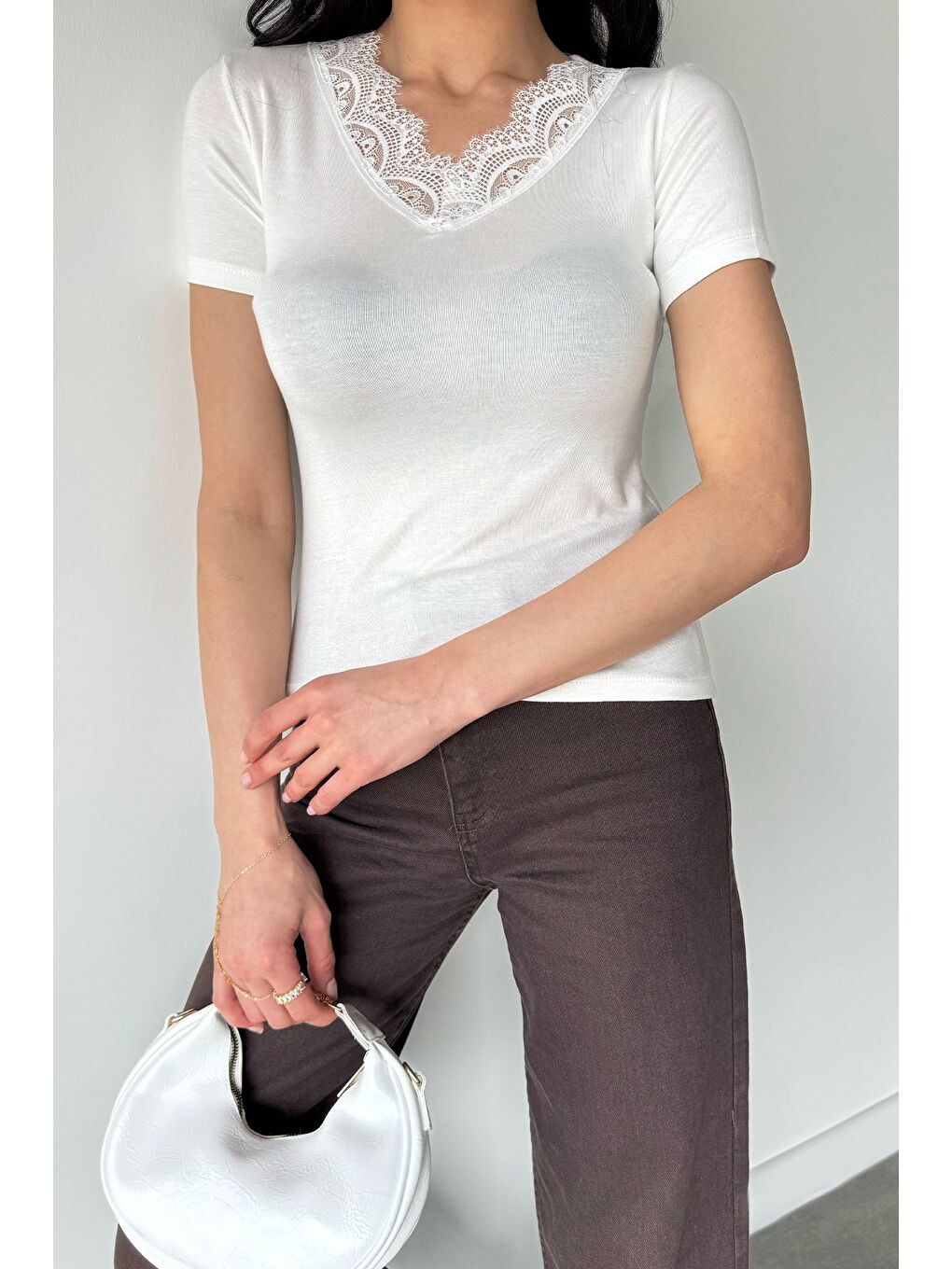 Ekru Kadın V Yaka Dantelli Body Bluz-2