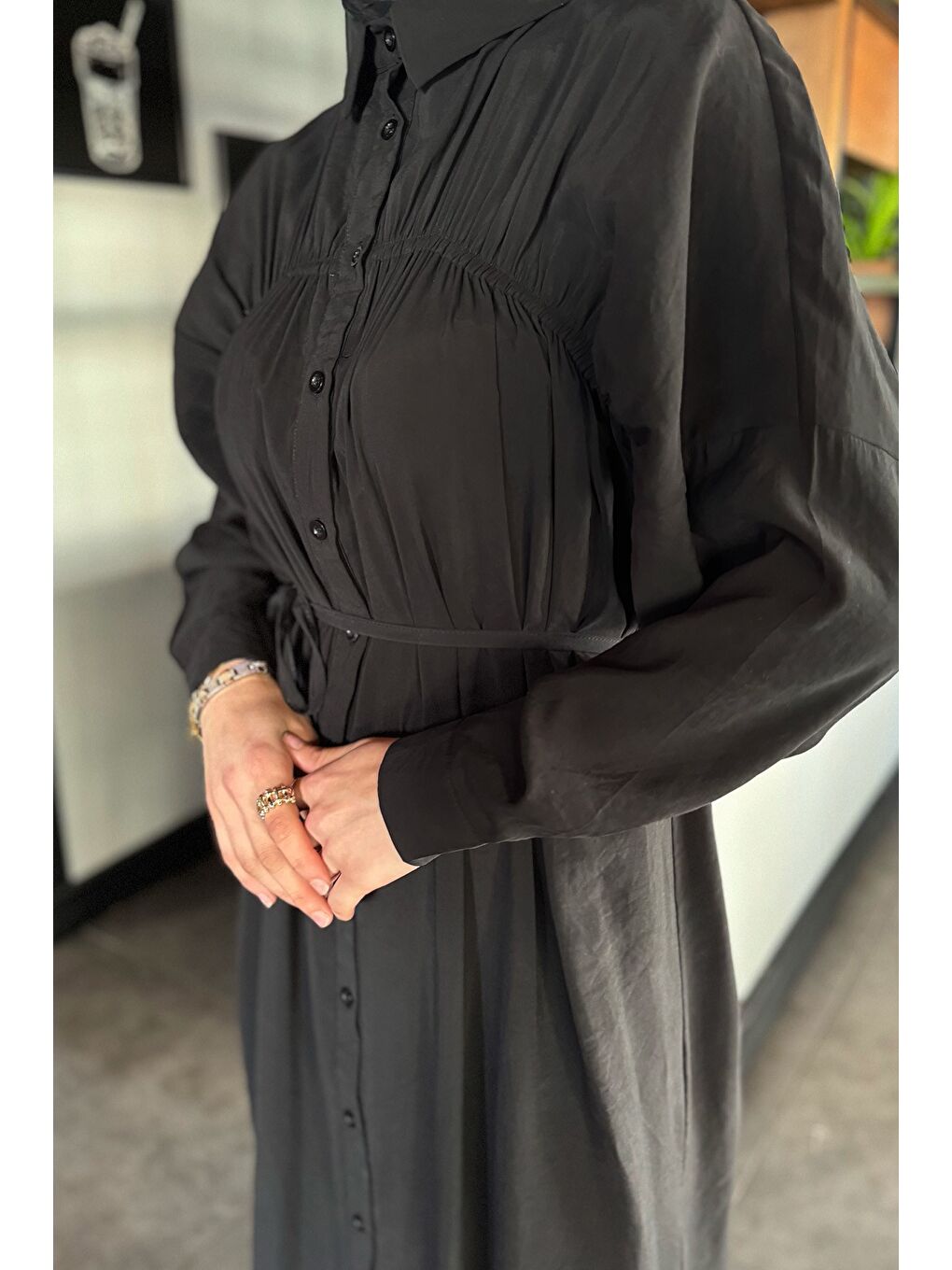 Siyah Roba Büzgülü Boydan Düğmeli Tesettür Elbise-5