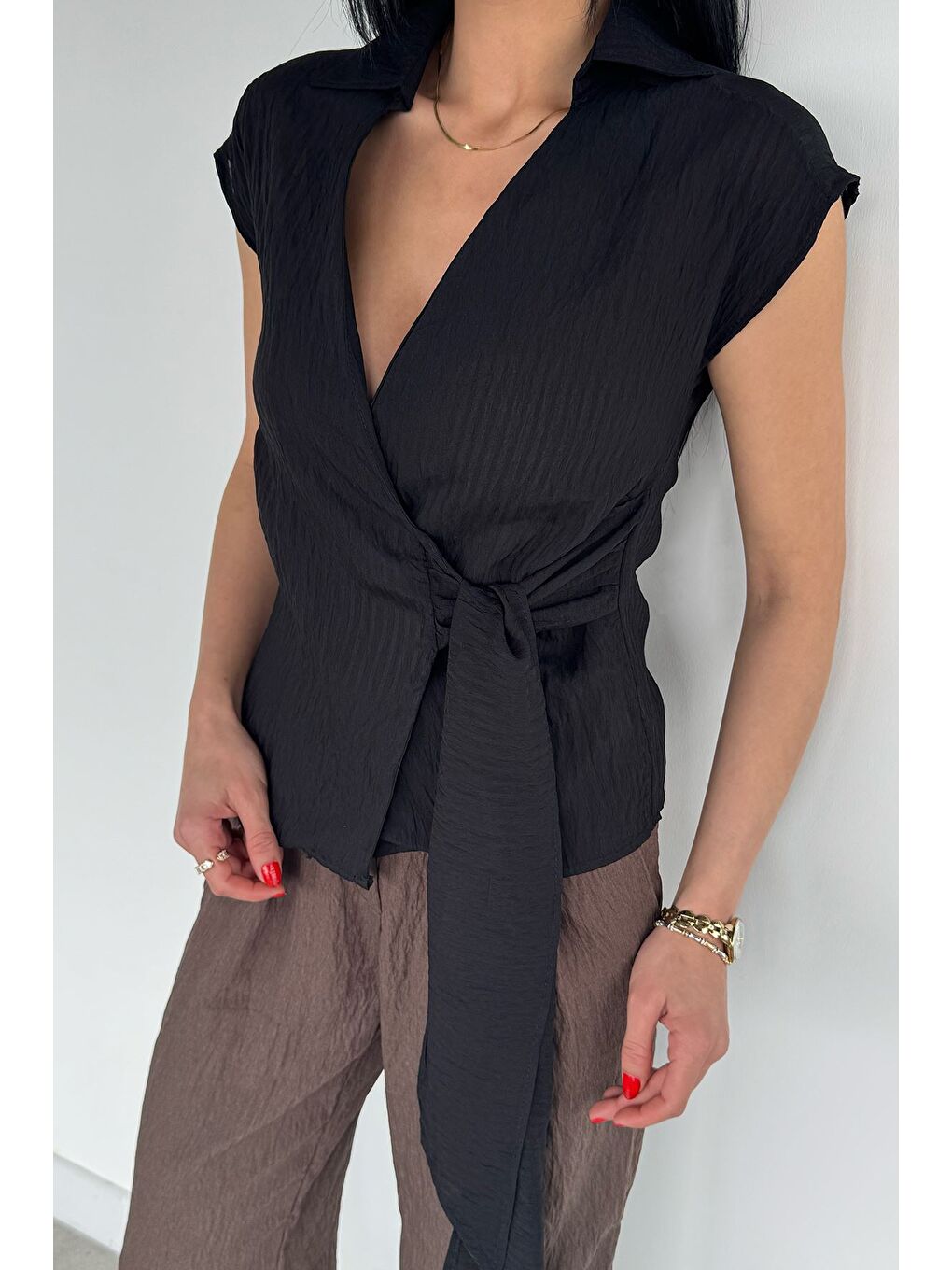 Siyah Kadın Kruvaze Yaka Bağlamalı Bluz-1