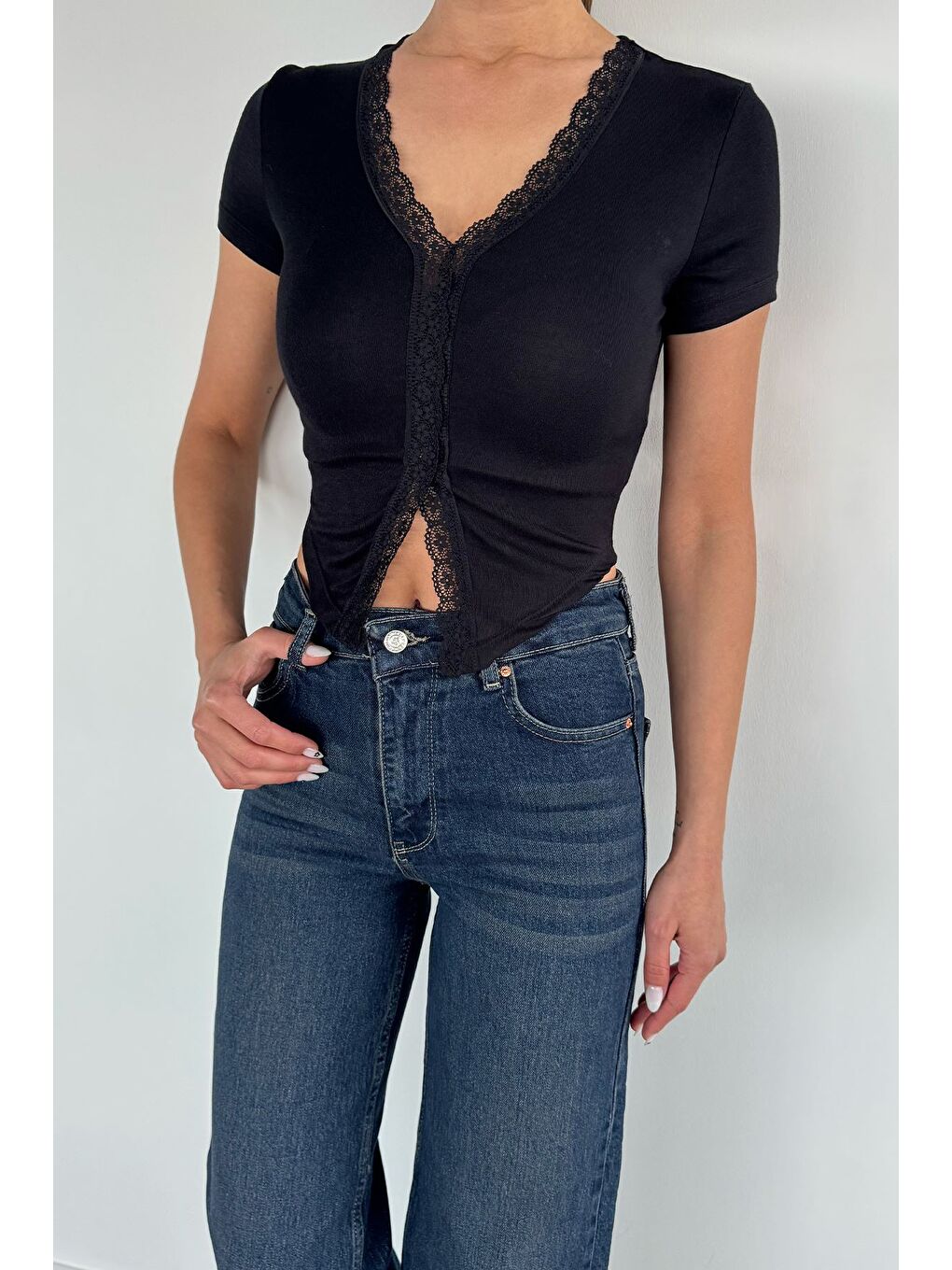 Siyah Kadın V Yaka Dantel Detaylı Elastanlı Bluz-1