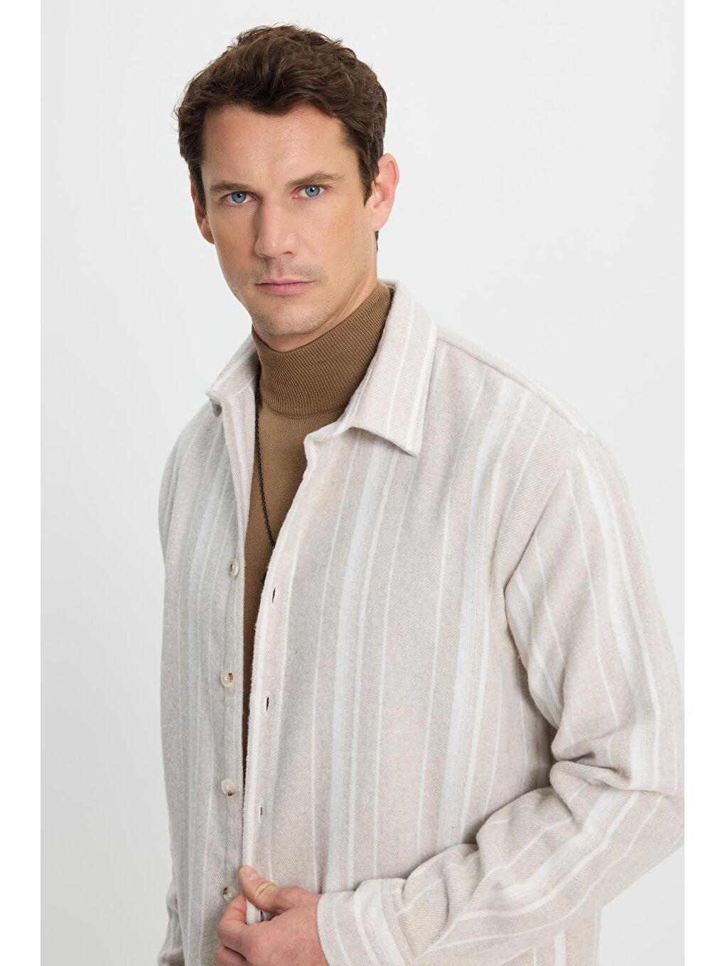 Bej Erkek Relax Fit Rahat Kesim Spor Yaka Çizgili Oduncu Gömlek-1