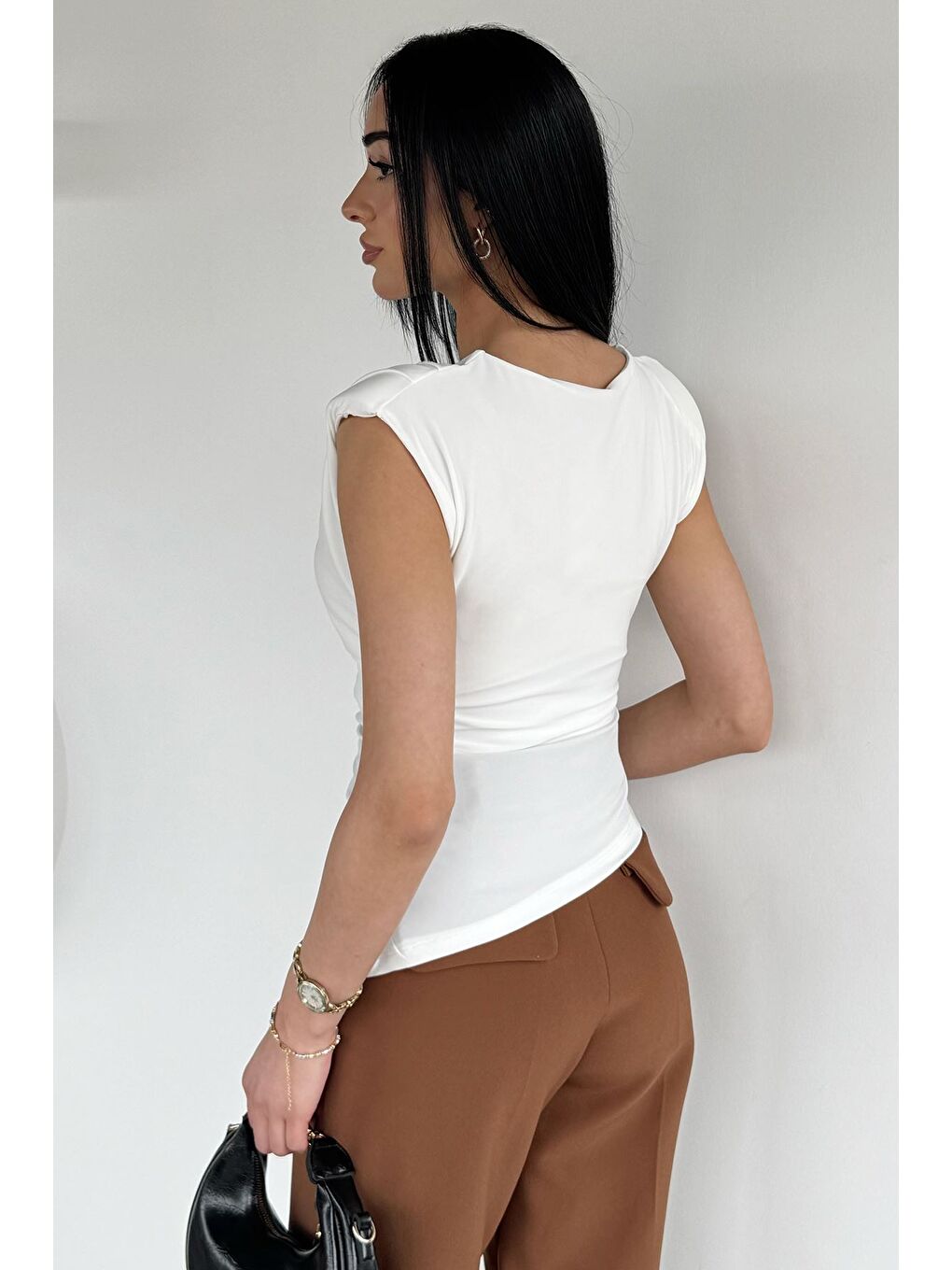 Ekru Kadın Vatkalı Sıfır Kol Bluz-3