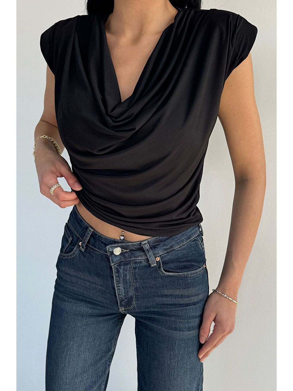 Siyah Kadın Omuz Vatkalı Degaje Yaka Bluz-1