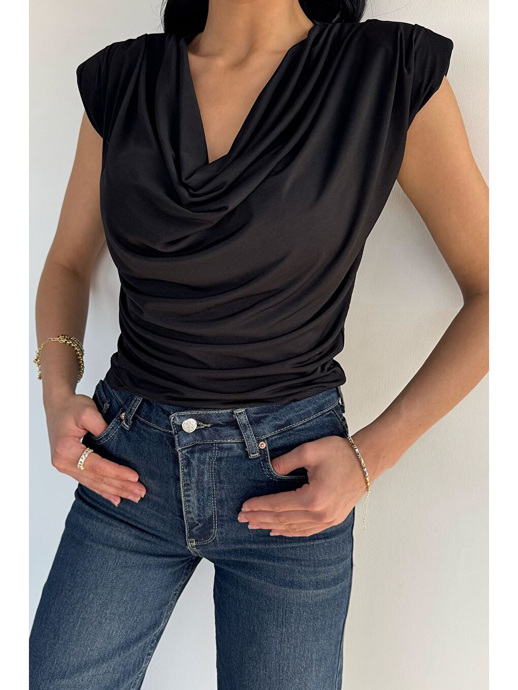 Siyah Kadın Omuz Vatkalı Degaje Yaka Bluz-2