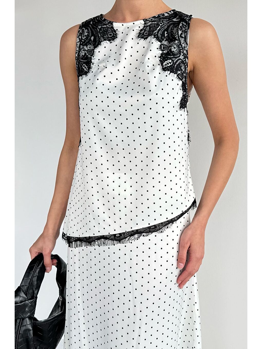 Ekru Kadın Dantel Detaylı Puantiyeli Sıfır Kol Saten Bluz-1