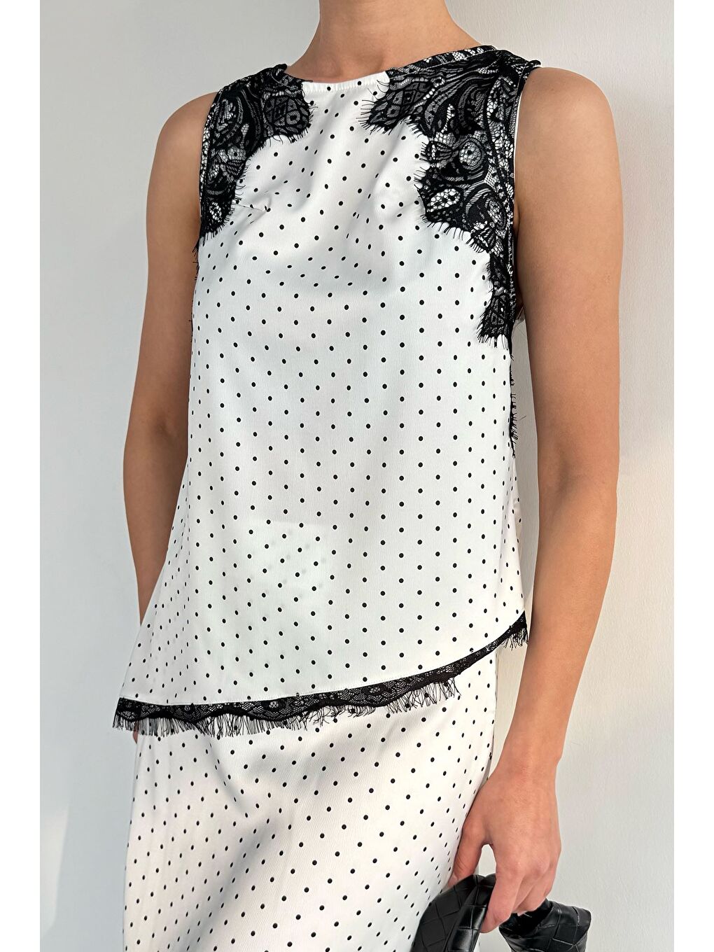 Ekru Kadın Dantel Detaylı Puantiyeli Sıfır Kol Saten Bluz-2