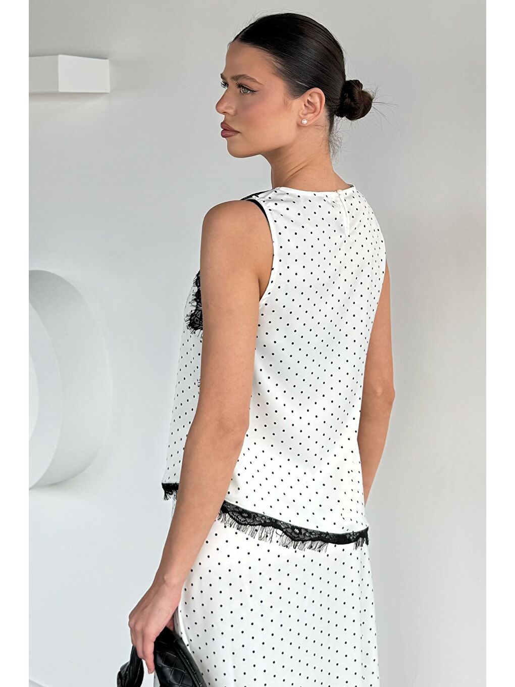 Ekru Kadın Dantel Detaylı Puantiyeli Sıfır Kol Saten Bluz-3