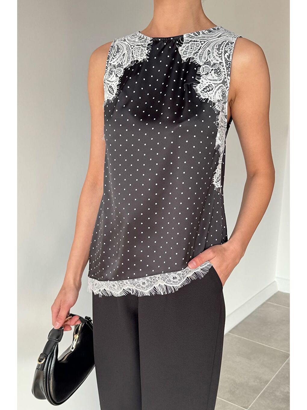 Siyah Kadın Dantel Detaylı Puantiyeli Sıfır Kol Saten Bluz-1