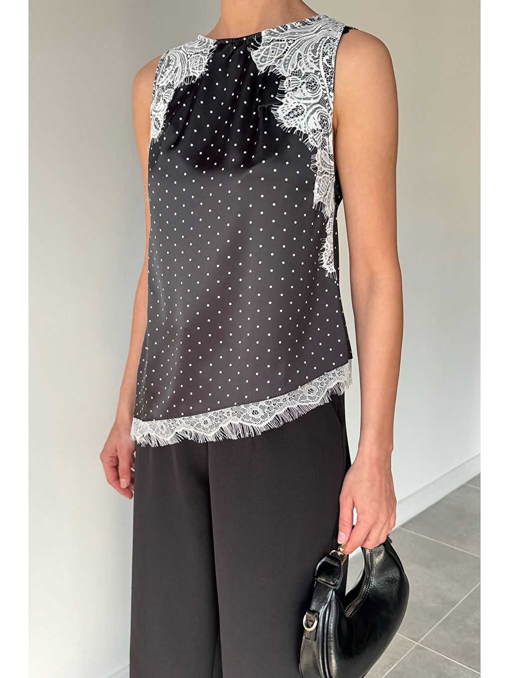 Siyah Kadın Dantel Detaylı Puantiyeli Sıfır Kol Saten Bluz-2