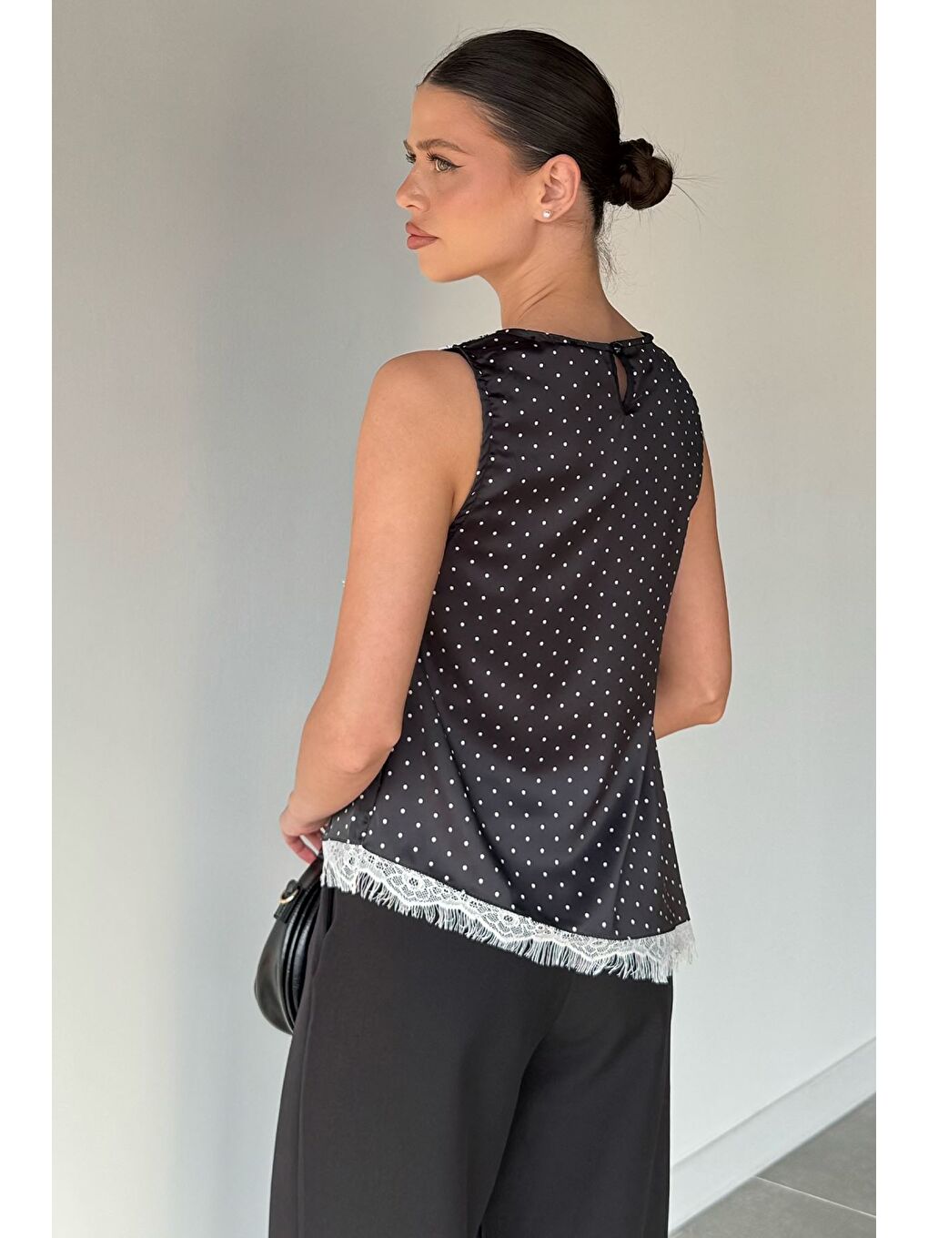 Siyah Kadın Dantel Detaylı Puantiyeli Sıfır Kol Saten Bluz-3