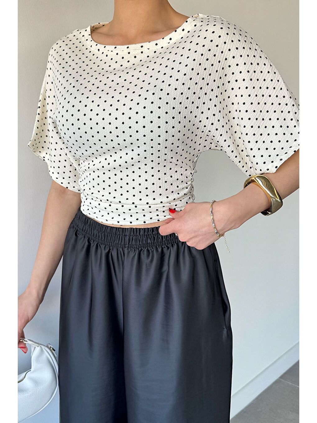 Ekru Kadın Yan Büzgülü Puantiyeli Bluz