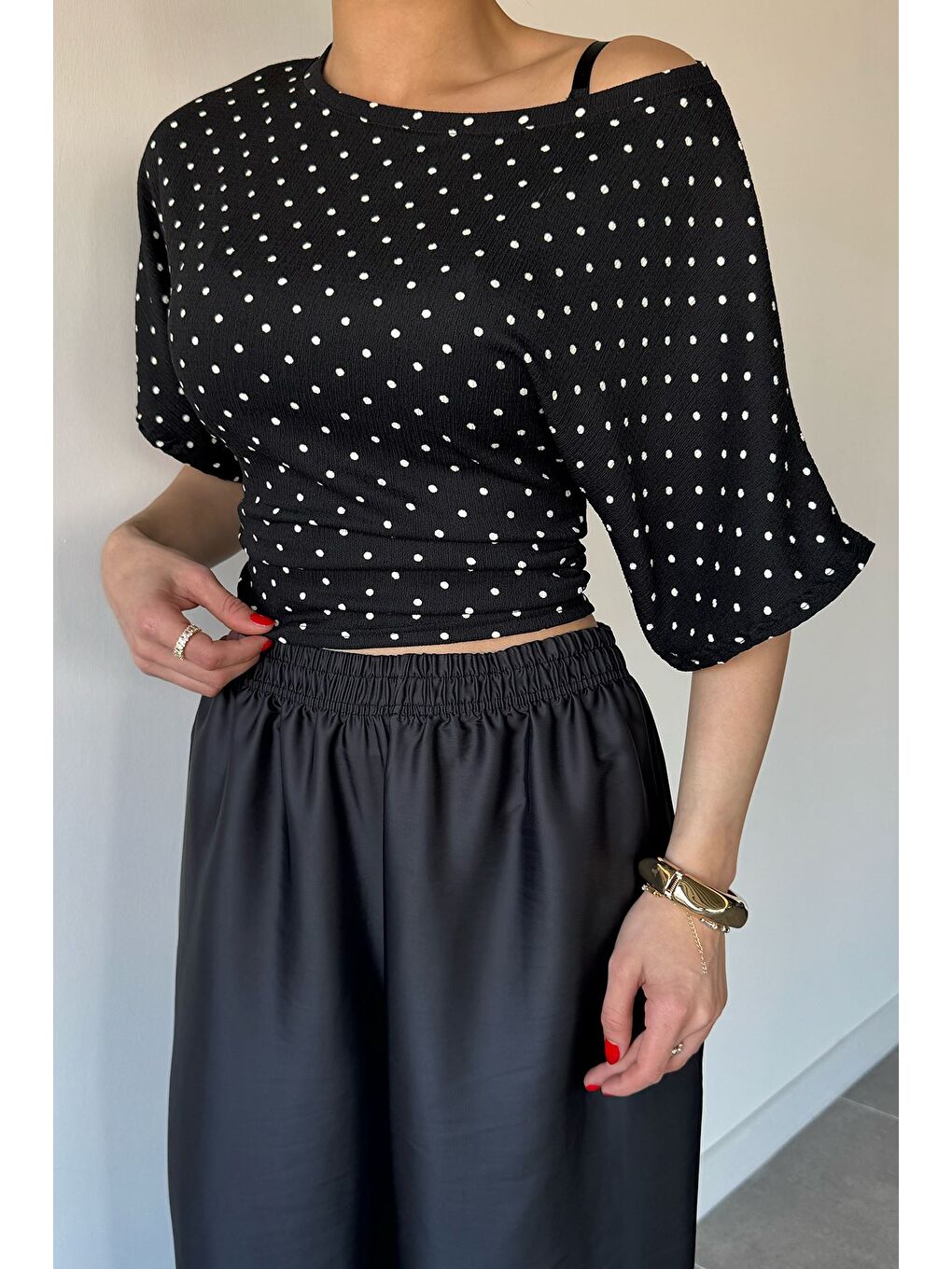 Siyah Kadın Yan Büzgülü Puantiyeli Bluz