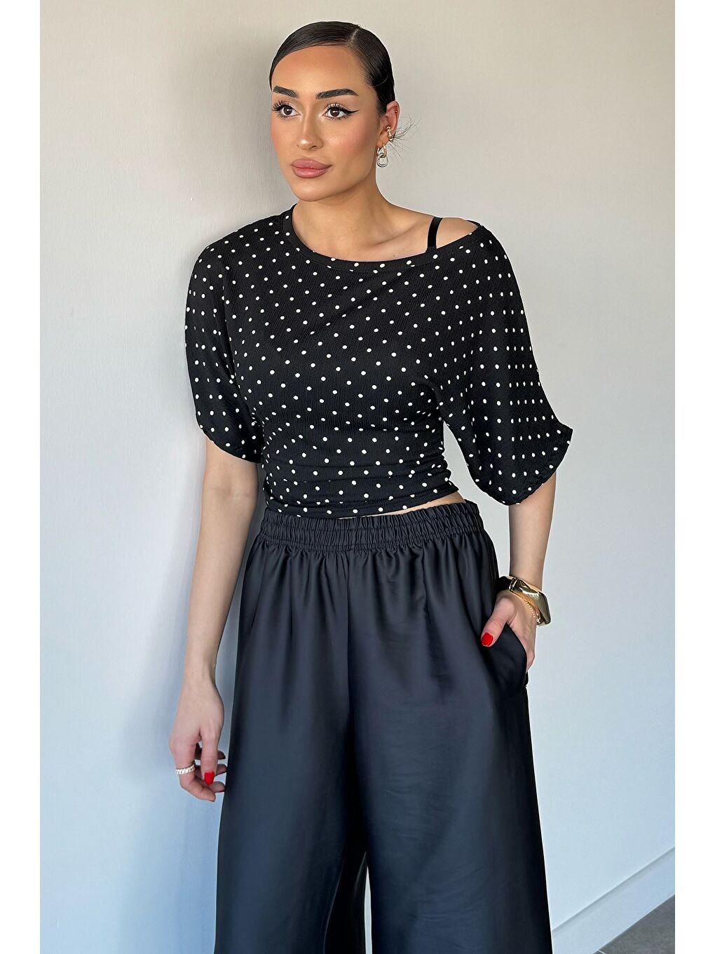 Siyah Kadın Yan Büzgülü Puantiyeli Bluz-1