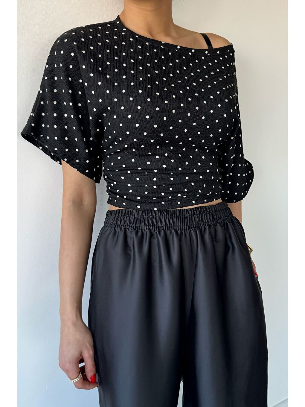 Siyah Kadın Yan Büzgülü Puantiyeli Bluz-2