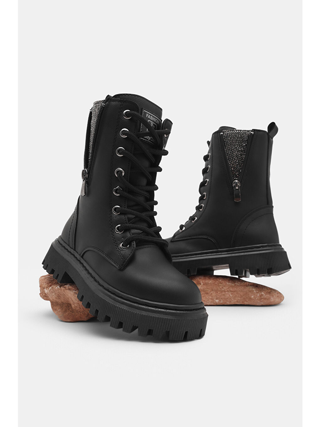 Kız Çocuk Siyah Cilt Termo Taban Yanı Fermuarlı Taş Detaylı Bağcıklı ve Fermuarlı Bot