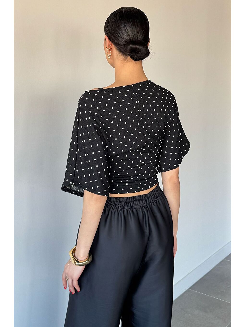 Siyah Kadın Yan Büzgülü Puantiyeli Bluz-3