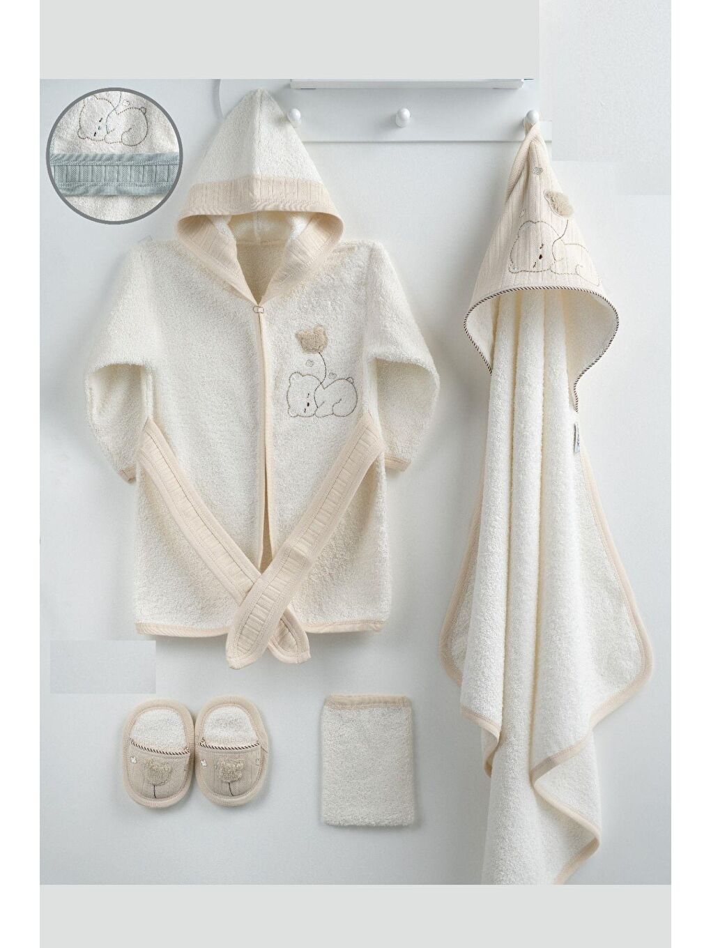 Bej Erkek Bebek Uyuyan Ayıcık Desenli Bornoz Set