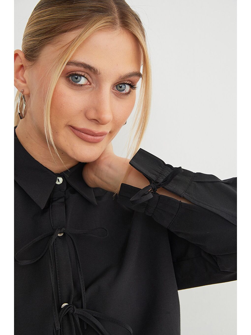 Siyah Önü Bağlamalı Düğmeli Crop Gömlek-3