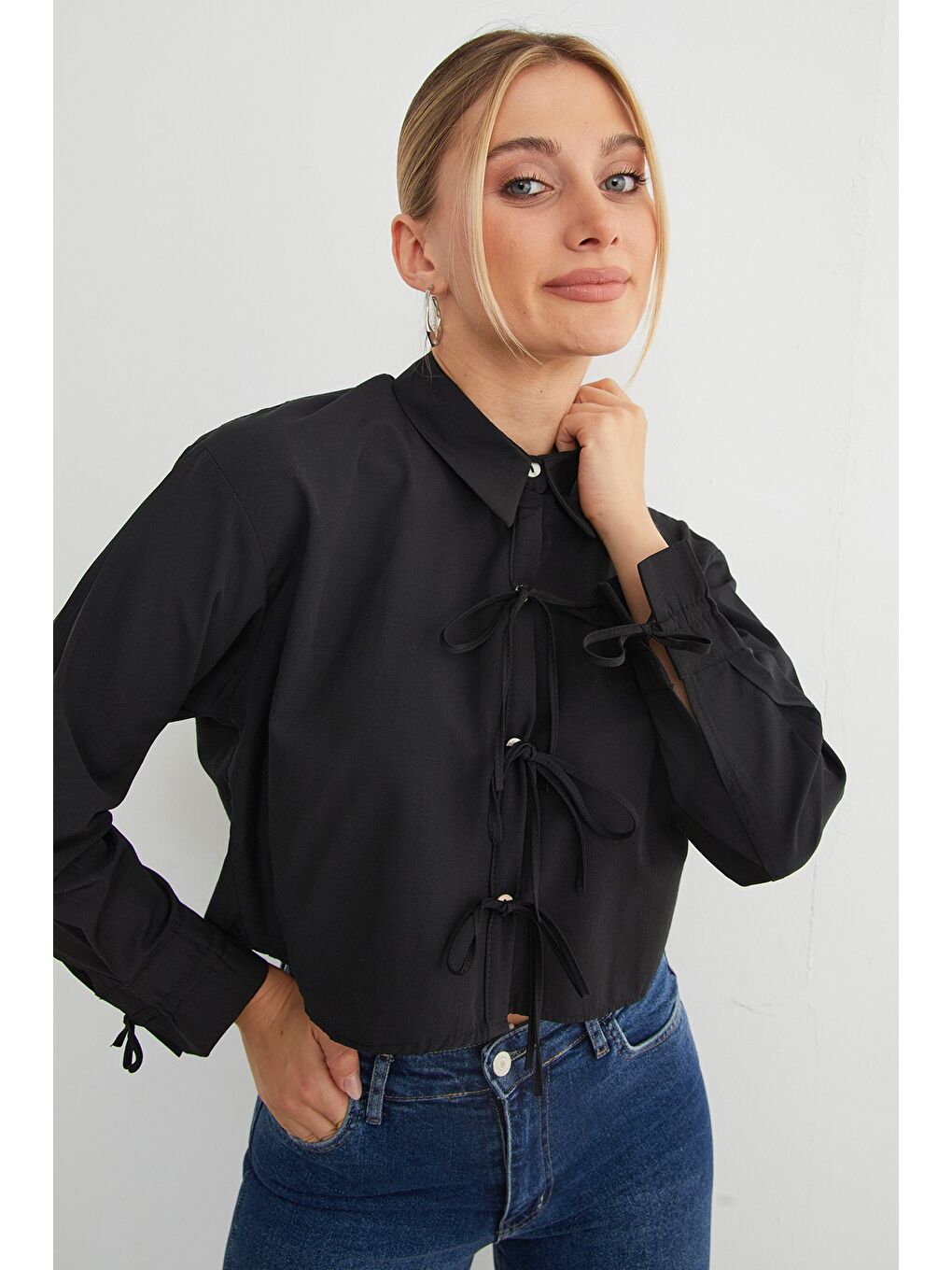 Siyah Önü Bağlamalı Düğmeli Crop Gömlek-4