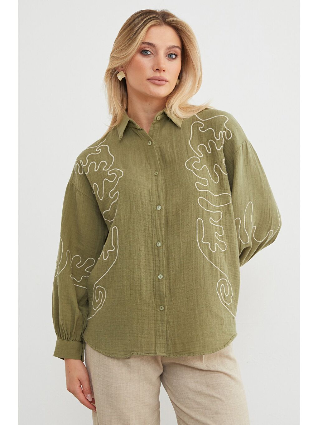 Yeşil Geometrik Nakışlı Bol Gömlek