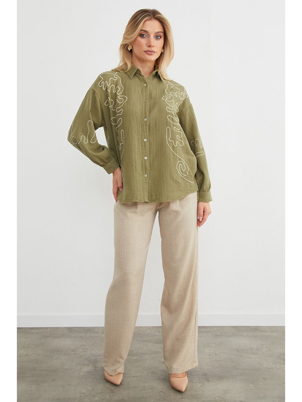 Yeşil Geometrik Nakışlı Bol Gömlek-1