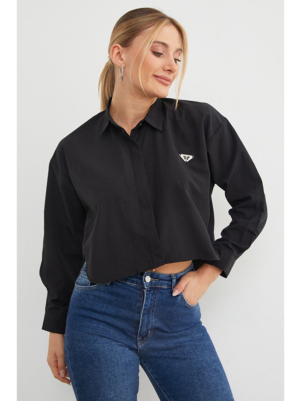 Siyah Kelebek Aksesuarlı Crop Gömlek-1