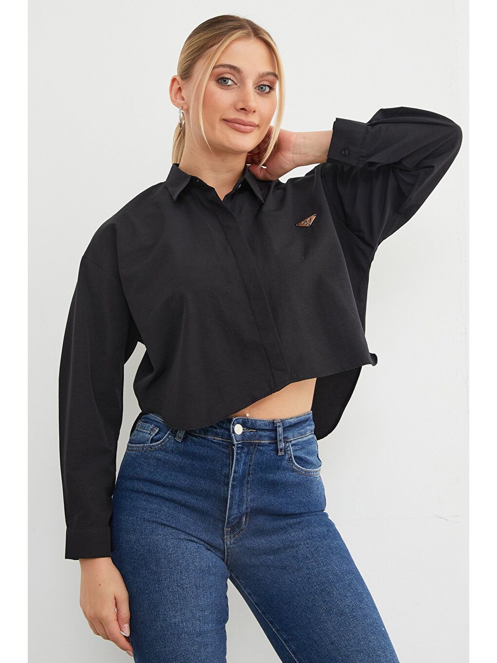 Siyah Kelebek Aksesuarlı Crop Gömlek-3