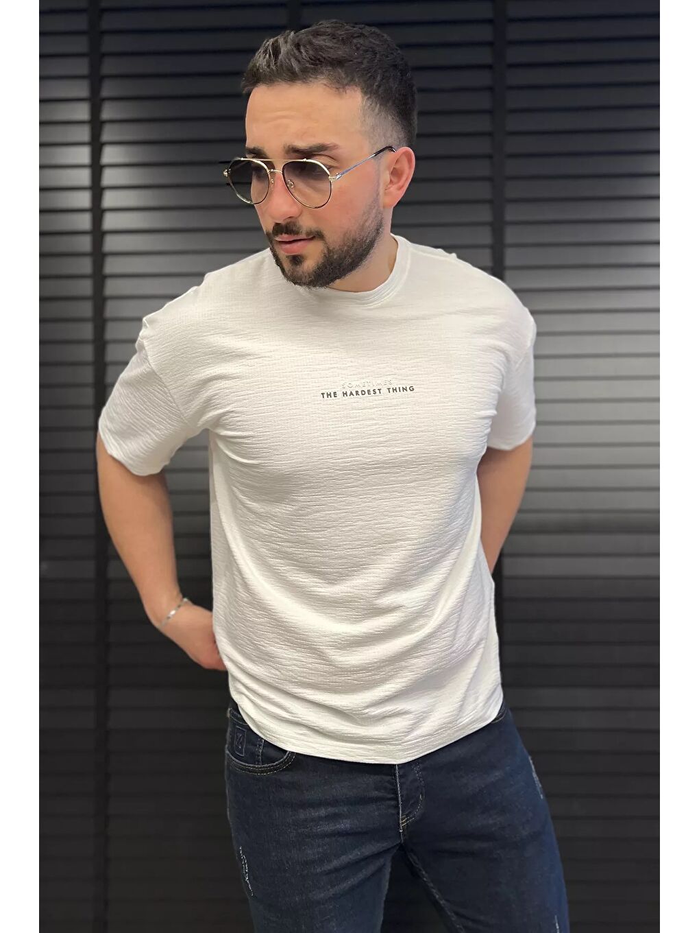 Beyaz Erkek Silikon Yazı Baskılı Kendinden Desenli Tişört-1