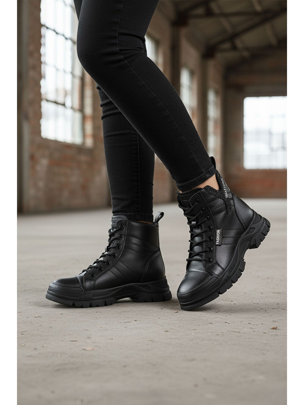 Siyah İçi Polarlı Kaymaz Taban Kadın Bot 24K310-14 Z-2