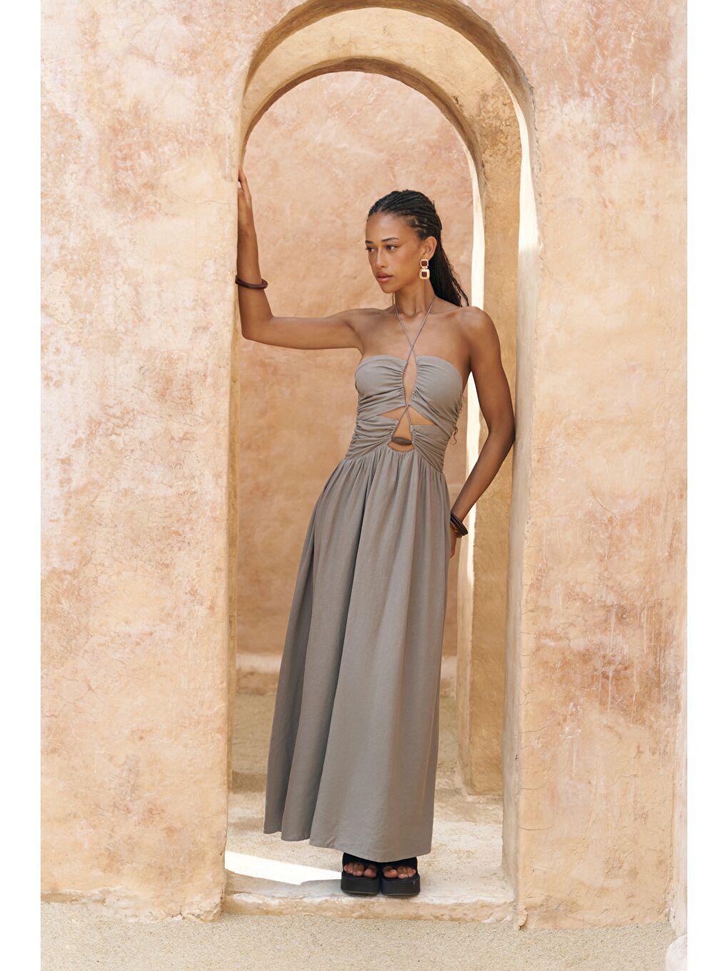 Gri Burnika Boncuk Detay Füme Keten Elbise