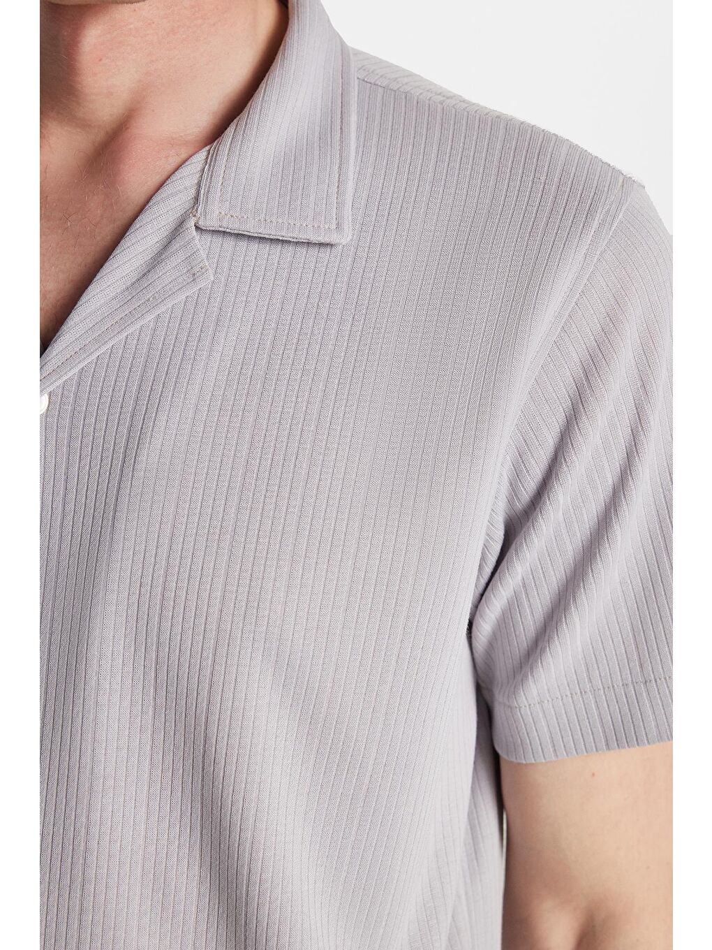 Erkek Slim Fit Yazlık Örme Dokulu Kısa Kollu Apaş Yaka Gri Gömlek-2