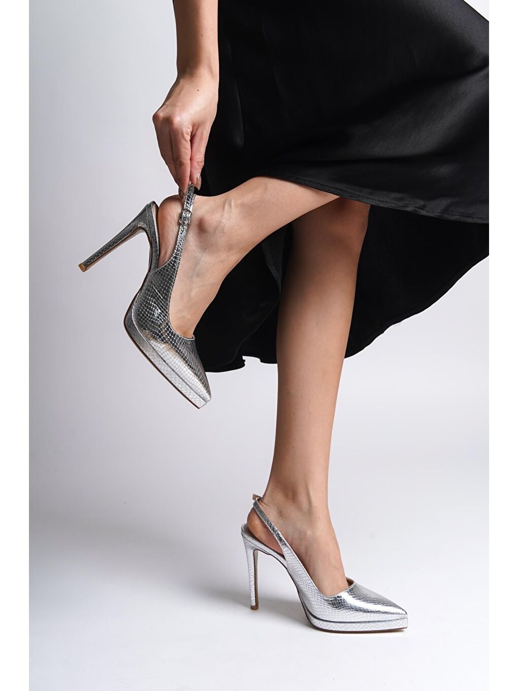 Gri Arkası Açık Sivri Burunlu Yüksek Topuklu  Platform  Kadın Ayakkabı-1