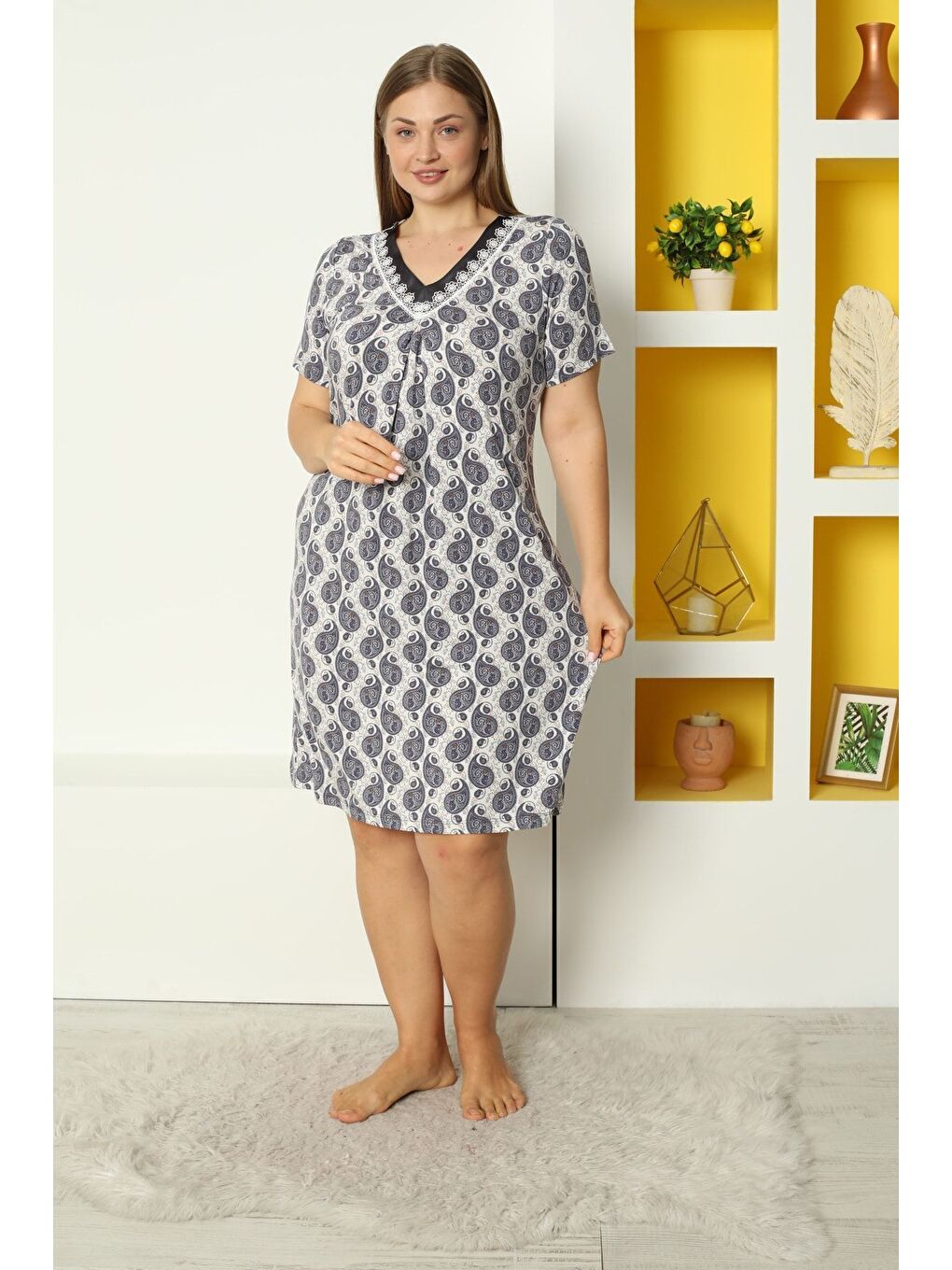 Beyaz Desenli Dantel Ve Saten Detaylı Kısa Kollu Elastanlı Viskon Büyük Beden Gecelik-1