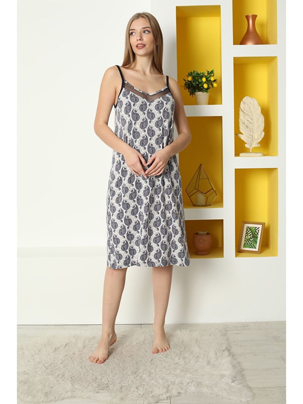 Beyaz Kadın Desenli Tül Detaylı Askılı Elastanlı Viskon Gecelik