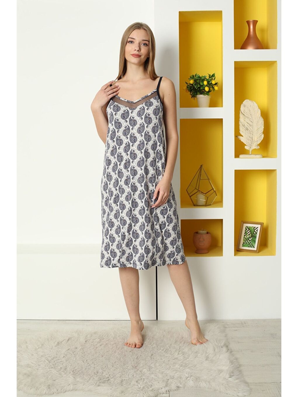 Beyaz Kadın Desenli Tül Detaylı Askılı Elastanlı Viskon Gecelik-1