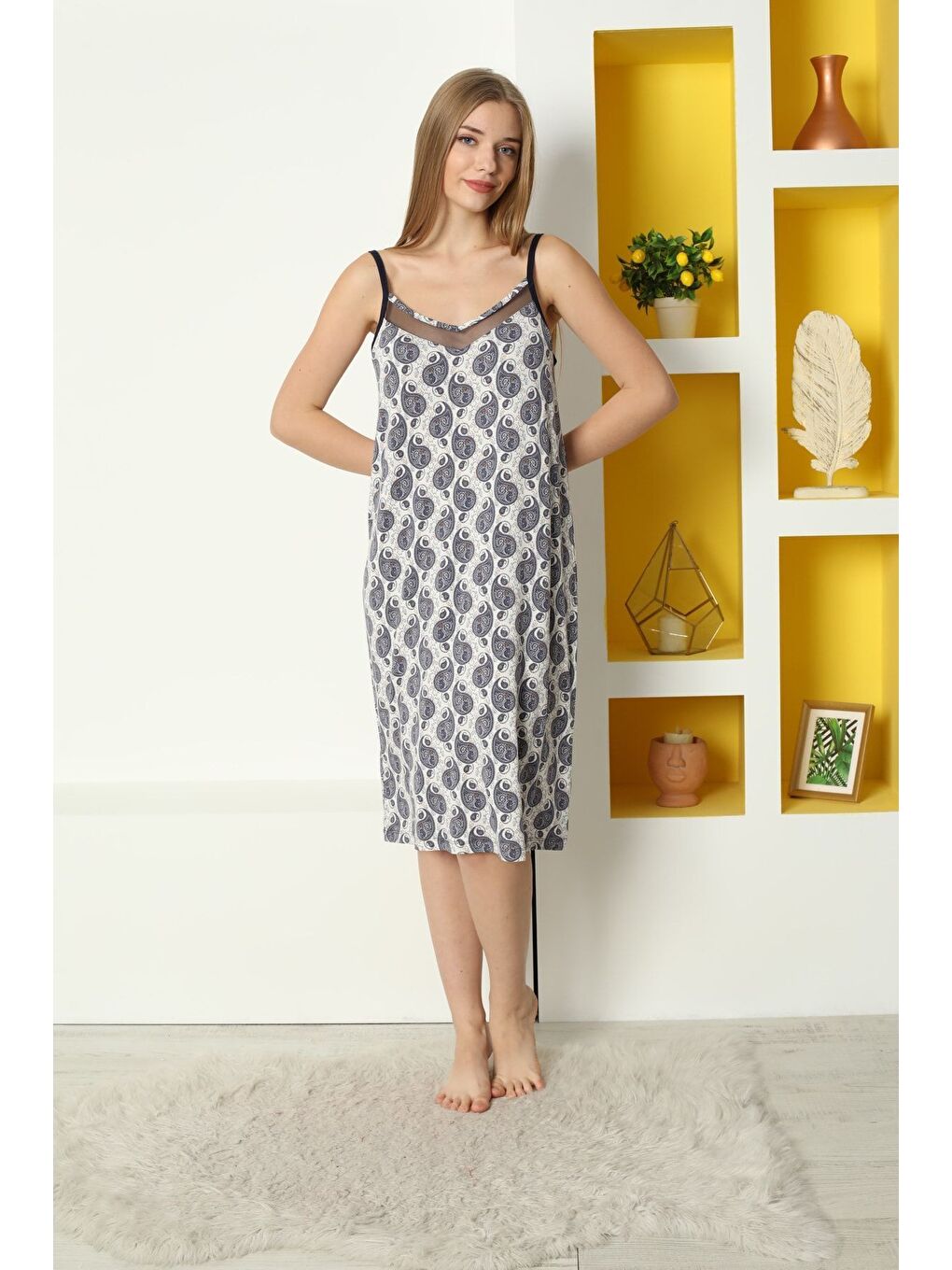 Beyaz Kadın Desenli Tül Detaylı Askılı Elastanlı Viskon Gecelik-2