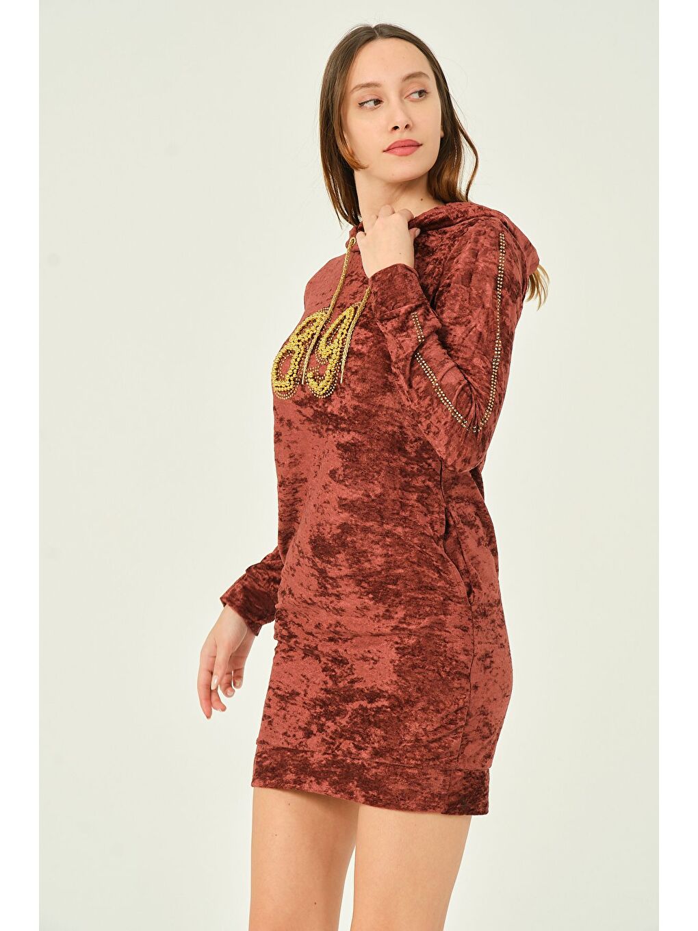 Bordo Cepli Kapüşonlu Taş Detaylı Kadife Uzun Kollu Kısa Elbise-2